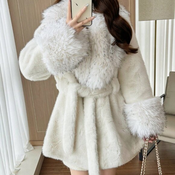 White Casual Women's Loose Long Sleeve Faux Fur Jacket - Picture 3 of 4